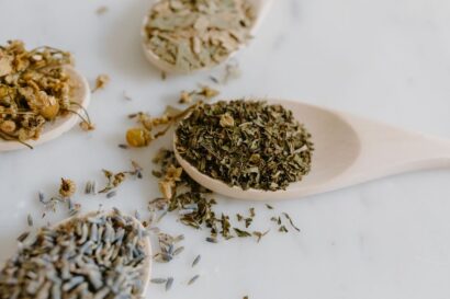 Lá cỏ ngọt khô được sử dụng để pha trà hỗ trợ kiểm soát đường huyết tự nhiên