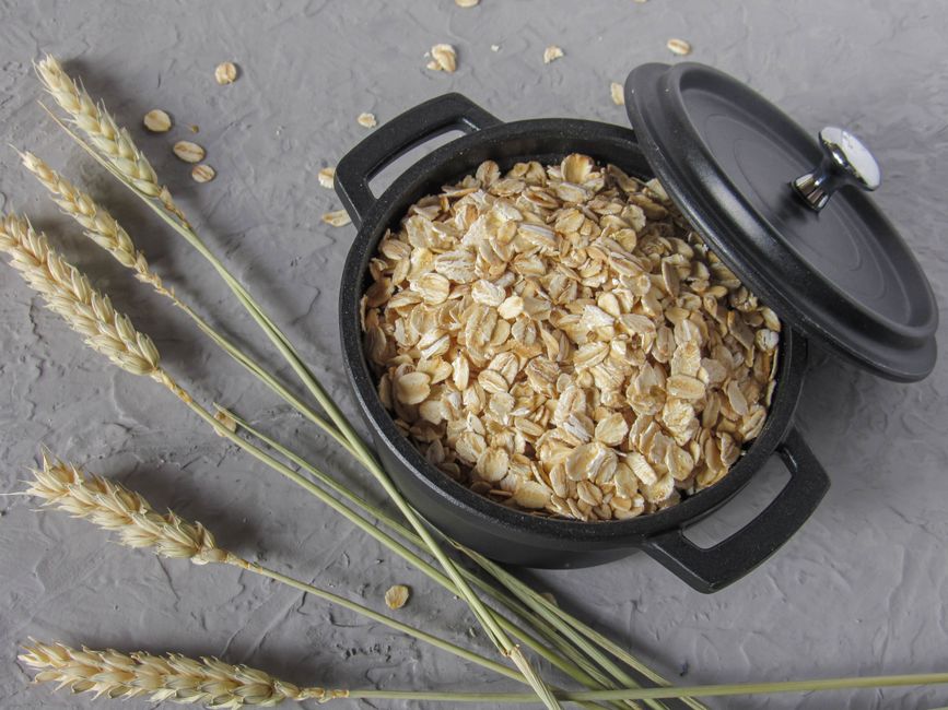 Yến mạch nguyên hạt khô chứa beta-glucan giúp hỗ trợ giảm cholesterol và cải thiện sức khỏe tim mạch